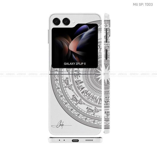 Dán Skin Galaxy Z Flip 7 Vân Nổi Trống Đồng Trắng | TD03