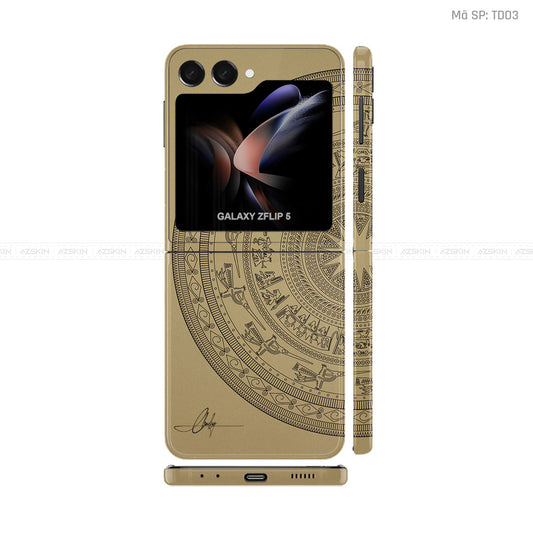 Dán Skin Galaxy Z Flip 7 Vân Nổi Trống Đồng Vàng | TD03