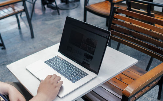 6 Lý Do Người Dùng MacBook Nên Dán Màn Hình Chống Nhìn Trộm