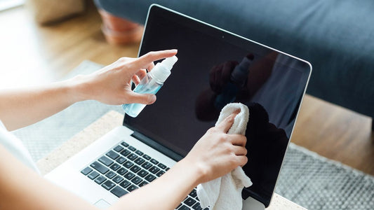 Hướng Dẫn Vệ Sinh Màn Hình Laptop Đúng Cách Cực Đơn Giản