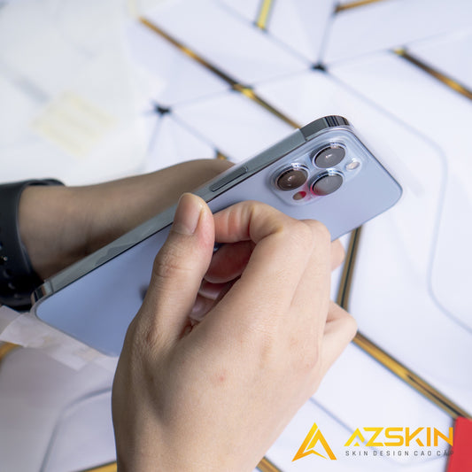 Thao tác dán PPF iPhone 13 Pro Max của nhân viên AZSKIN