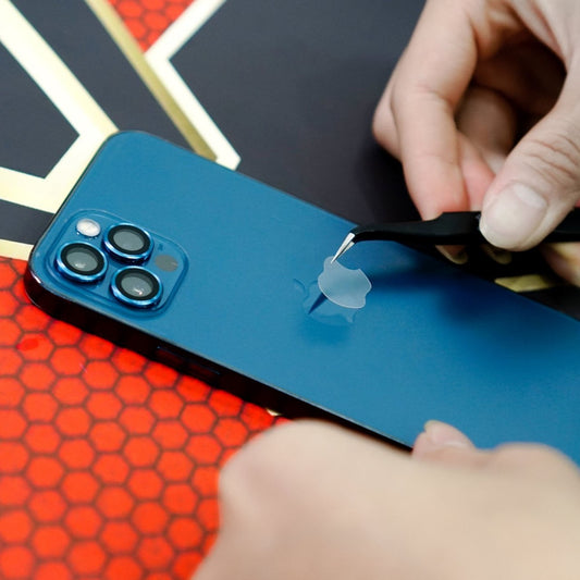 Kĩ thuật viên thao tác dán PPF iPhone 12 Pro Max giữ nguyên logo Táo