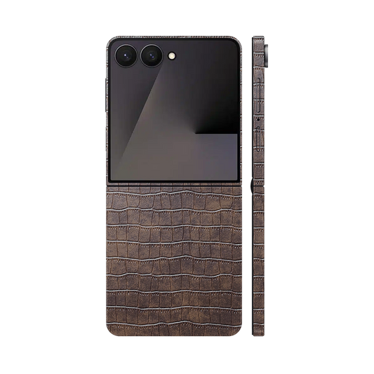 Miếng Dán Da Samsung Z Flip 7 Vân Cá Sấu Nâu Đậm